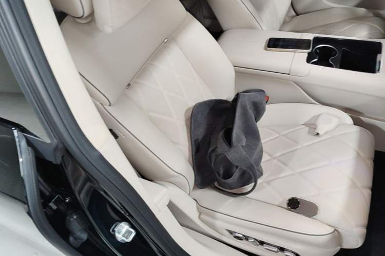 Used Hima Stelato S9 2025 Extended-Range Max+ Right Front Seat