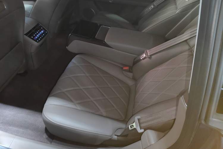 Used Hima Stelato S9 2025 Extended-Range Ultra Left Rear Seat