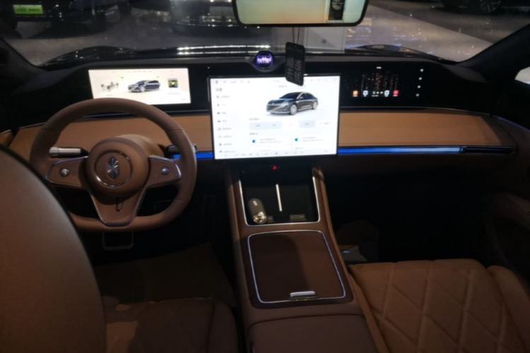 Used Hima Stelato S9 2026 Model Range-Extender Ultra, Rear-wheel Drive, 53kWh Center Console