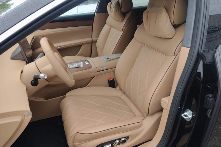 Used Hima Stelato S9 2026 Model Range-Extender Ultra, Rear-wheel Drive, 53kWh Left Front Seat