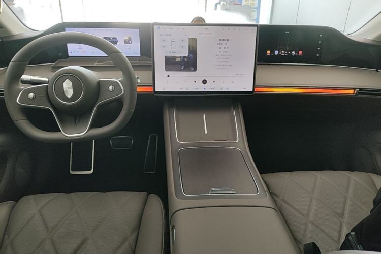 Used Hima Stelato S9 2026 Model Range-Extender Ultra, Rear-wheel Drive, 53kWh Center Console