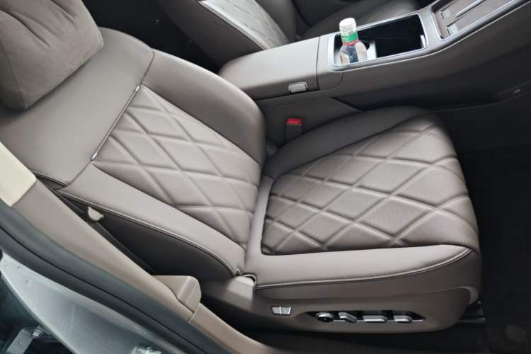 Used Hima Stelato S9 2026 Model Range-Extender Ultra, Rear-wheel Drive, 53kWh Right Front Seat