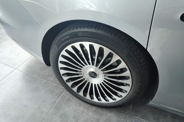 Used Hima Stelato S9 2026 Model Range-Extender Ultra, Rear-wheel Drive, 53kWh Right Rear Wheel Hub