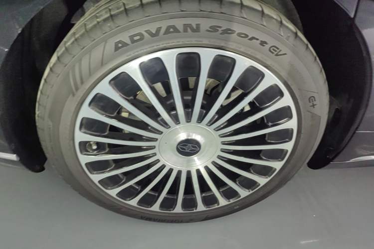 Used Hima Stelato S9T 2025 Model Range-Extended Ultra Long-Range Version Right Rear Wheel Hub