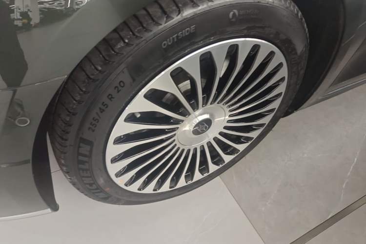 Used Hima Stelato S9T 2025 Model Range-Extended Ultra Long-Range Version Left Front Wheel Hub