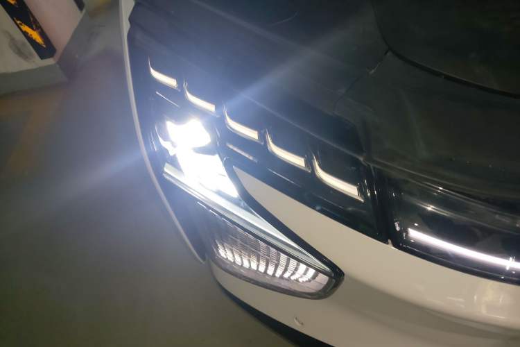 Used HiPhi X 2022 Zhiyuan 6-Seat Long-Range Version Right Front Headlight