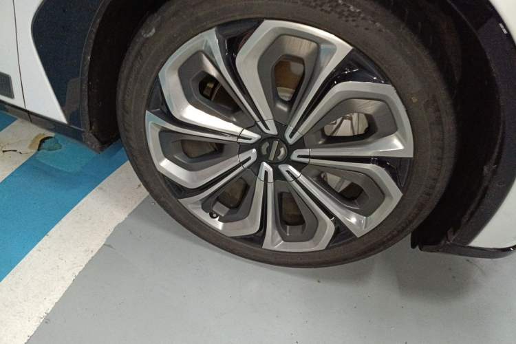 Used HiPhi X 2021 Founder Edition 6-seater Right Front Wheel Hub