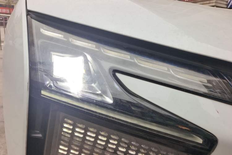 Used HiPhi X 2022 Zhiyuan 6-Seat Long-Range Version Right Front Headlight