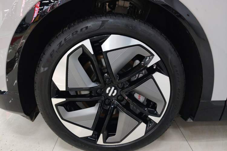Used HiPhi Y 2023 560 km Elite Version Left Front Wheel Hub