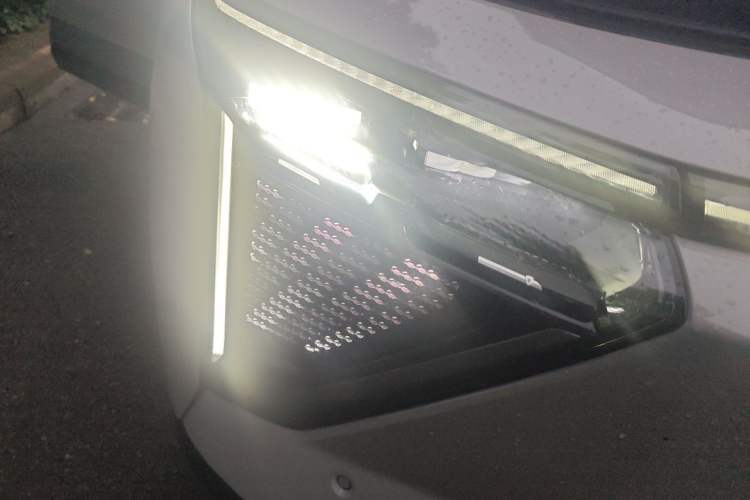 Used HiPhi Y 2023 560 km Pioneer Edition Right Front Headlight