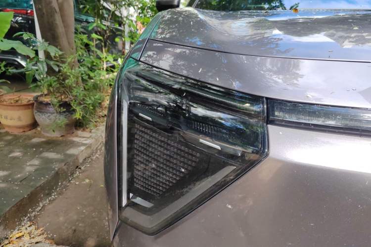 Used HiPhi Y 2023 560 km Pioneer Edition Right Front Headlight