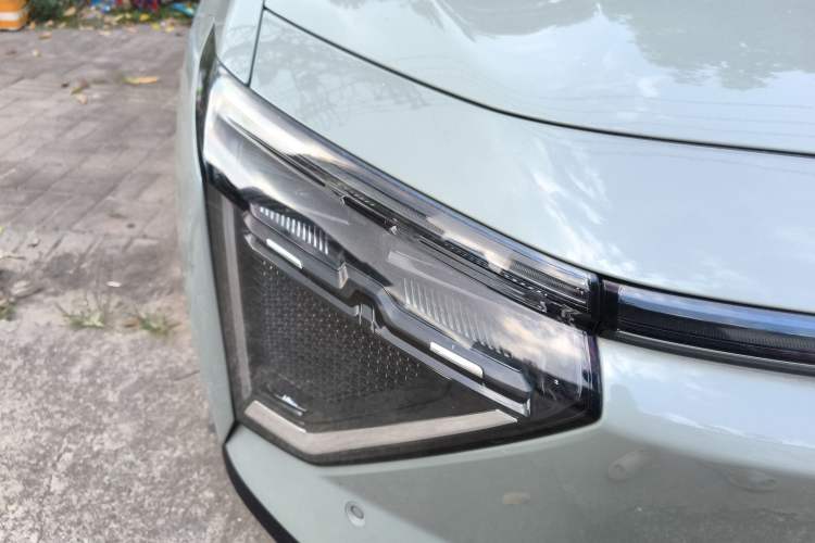 Used HiPhi Y 2023 560 km Pioneer Edition Right Front Headlight