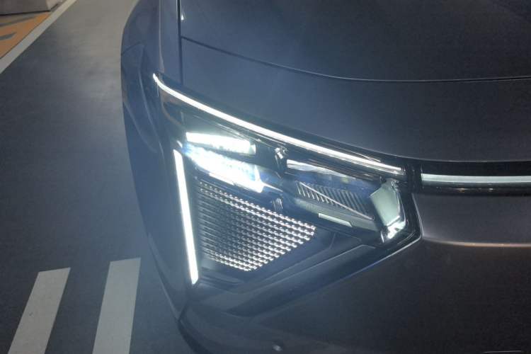Used HiPhi Y 2023 560 km Pioneer Edition Right Front Headlight
