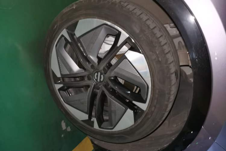 Used HiPhi Y 2023 560 km Elite Version Right Front Wheel Hub