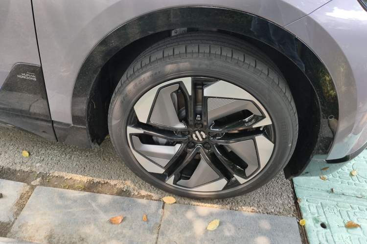Used HiPhi Y 2023 560 km Elite Version Right Front Wheel Hub