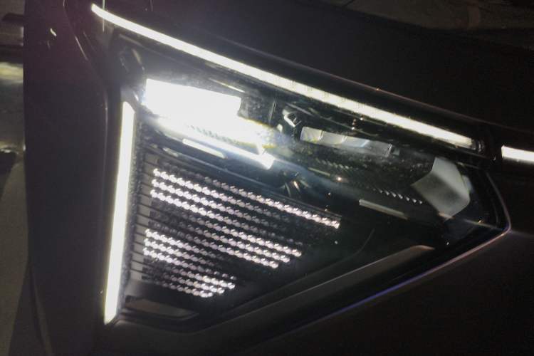 Used HiPhi Y 2023 560 km Pioneer Edition Right Front Headlight