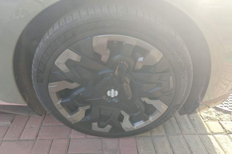 Used HiPhi Z 2023 Four-Seat Version Right Front Wheel Hub