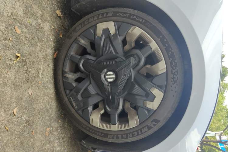 Used HiPhi Z 2023 Four-Seat Version Right Front Wheel Hub