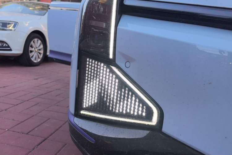 Used HiPhi Z 2023 Four-Seat Version Right Front Headlight