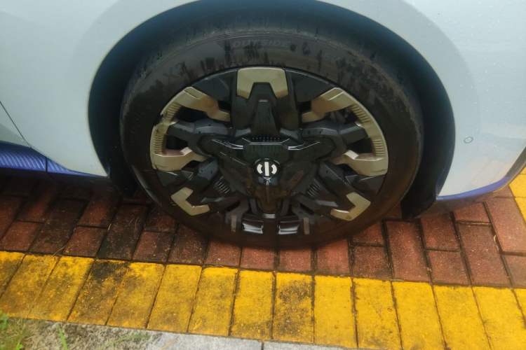 Used HiPhi Z 2023 Four-Seat Version Right Front Wheel Hub