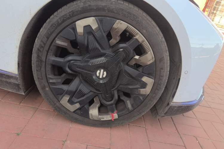 Used HiPhi Z 2023 Four-Seat Version Right Front Wheel Hub