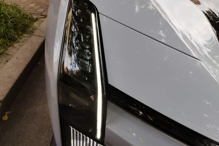 Used HiPhi Z 2023 Four-Seat Version Right Front Headlight