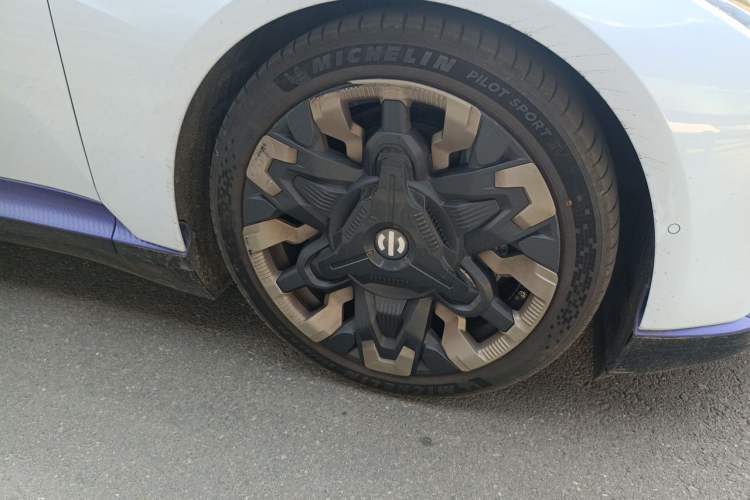 Used HiPhi Z 2023 Four-Seat Version Right Front Wheel Hub
