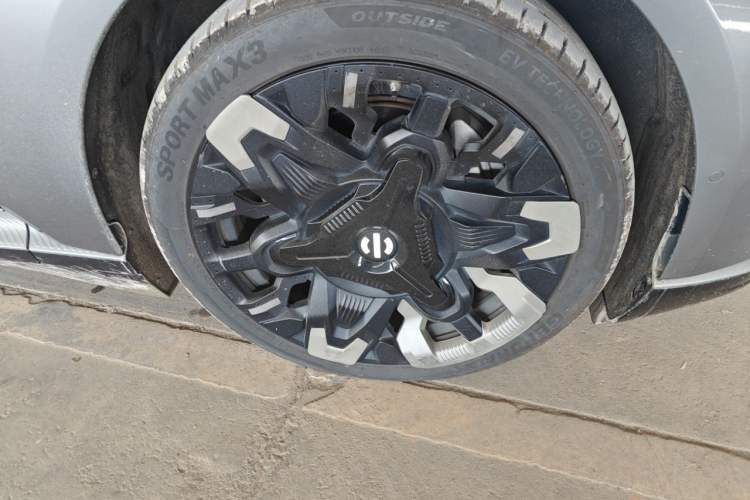 Used HiPhi Z 2023 Five-Seater Version Right Front Wheel Hub
