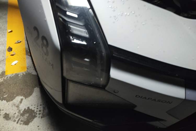 Used HiPhi Z 2023 Four-Seat Version Right Front Headlight