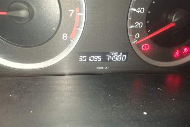 Used Honda Accord 2008 2.0L MT Odometer Close Up