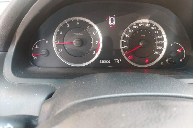 Used Honda Accord 2010 2.0L MT Odometer Close Up