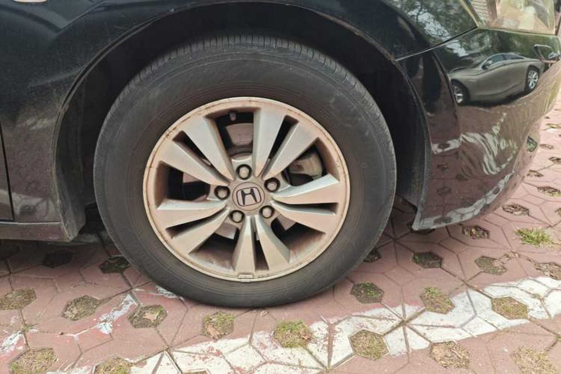 Used Honda Accord 2010 2.4L Millionth Anniversary Edition Right Front Wheel Hub