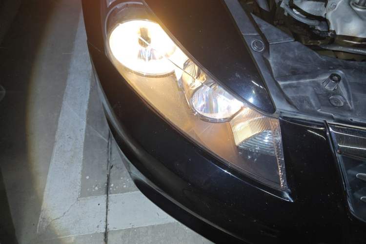 Used Honda Accord 2011 2.0L EX Right Front Headlight