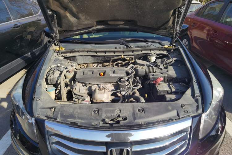 Used Honda Accord 2012 2.0L SE Engine Bay