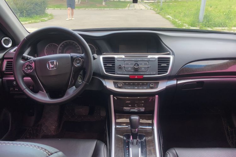Used Honda Accord 2014 2.0L LX Comfort Edition Center Console