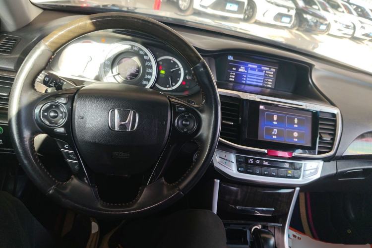 Used Honda Accord 2014 3.0L VTI Prestige Edition Center Console