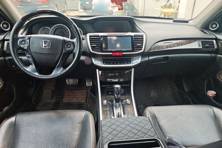Used Honda Accord 2014 3.0L VTI Prestige Edition Center Console