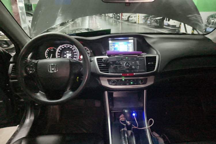 Used Honda Accord 2014 2.0L LX Comfort Edition Center Console