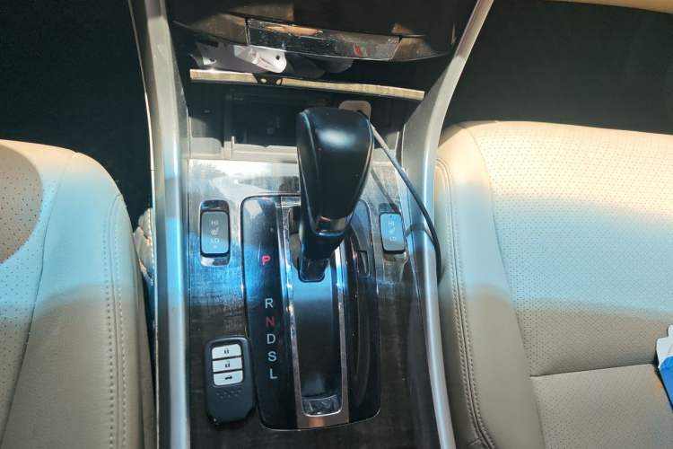 Used Honda Accord 2014 2.4L EXN Luxury Navigation Edition Gear Lever