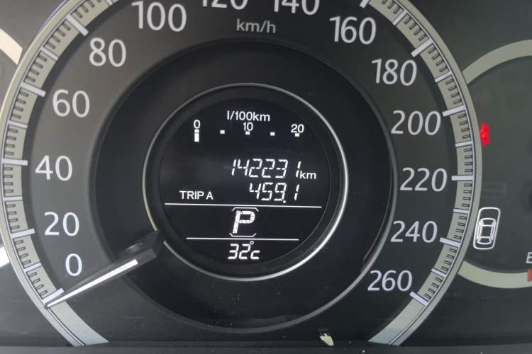 Used Honda Accord 2014 2.0L LX Comfort Edition Odometer Close Up