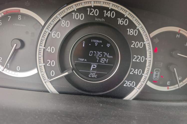 Used Honda Accord 2014 2.0L LX Comfort Edition Odometer Close Up