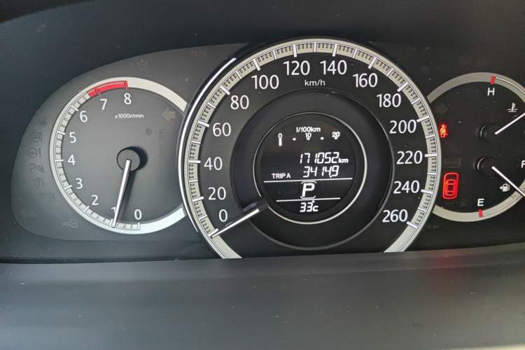 Used Honda Accord 2014 2.0L LX Comfort Edition Odometer Close Up