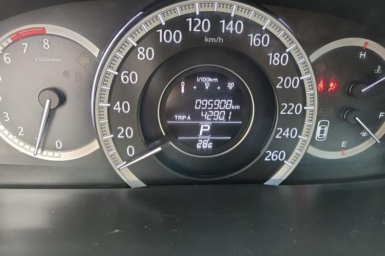 Used Honda Accord 2014 2.0L LX Comfort Edition Odometer Close Up