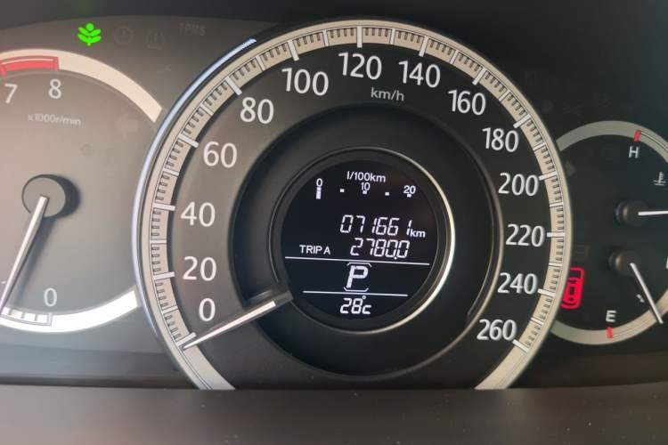 Used Honda Accord 2014 2.0L EX Luxury Edition Odometer Close Up