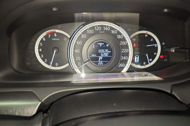 Used Honda Accord 2014 2.0L LX Comfort Edition Odometer Close Up