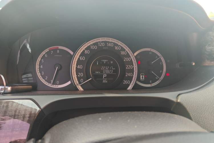 Used Honda Accord 2014 2.4L EX Luxury Edition Odometer Close Up