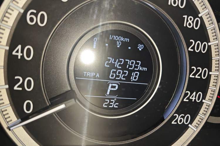 Used Honda Accord 2014 2.0L EX Luxury Edition Odometer Close Up
