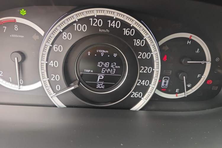 Used Honda Accord 2014 2.0L LX Comfort Edition Odometer Close Up