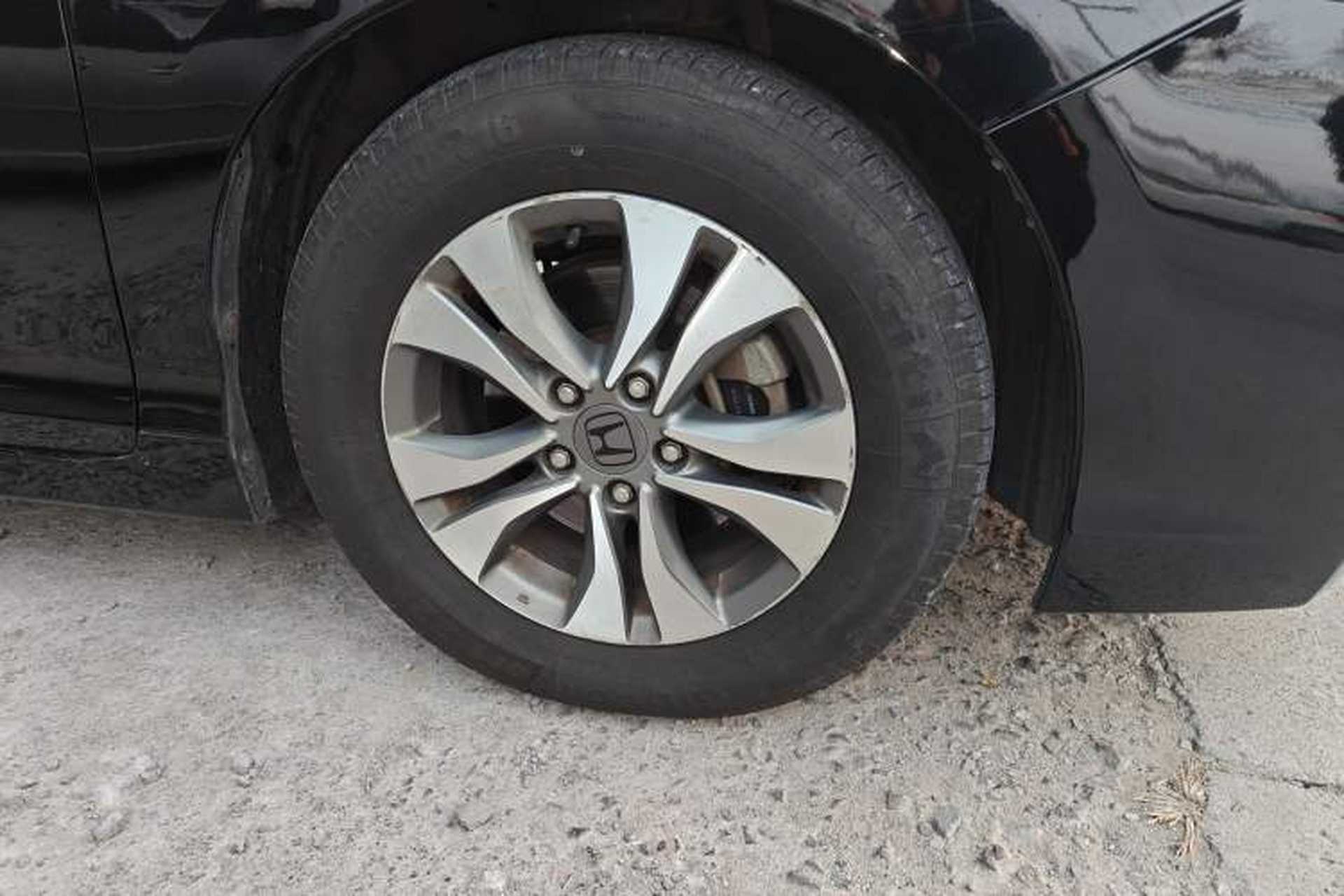 Used Honda Accord 2014 2.0L LX Comfort Edition Right Front Wheel Hub