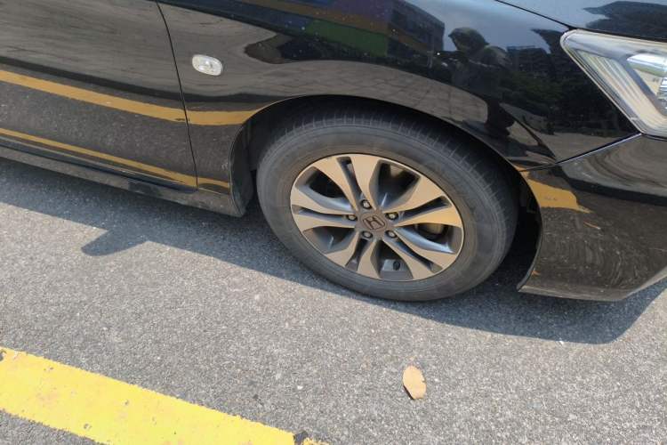 Used Honda Accord 2014 2.0L EX Luxury Edition Right Front Wheel Hub